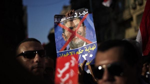 ملصق لحركة تمرد يطالب بإسقاط مرسي.