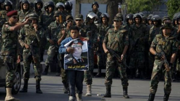 شاب يحمل بوسترا مؤيدا للفريق السيسي. 