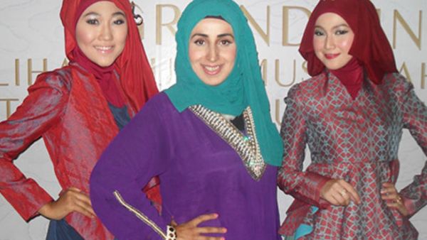 يبحث البرنامج عن دور جديد للمرأة المحجبة في محيطها الواسع 