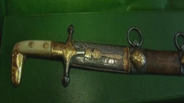 نصل السيف صنع في دمشق، ومقبض السيف مصنوع من العاج. 