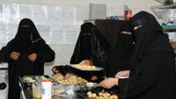 السعوديات يعملن في المطاعم