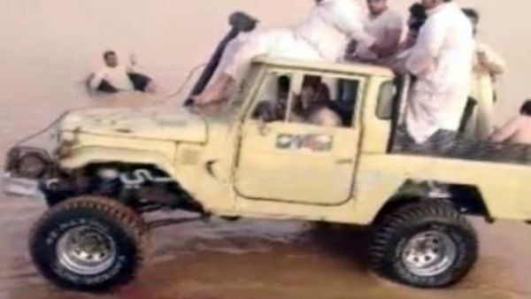 الشباب السعوديون العشرة وهم يغوصون في البحيرة. 