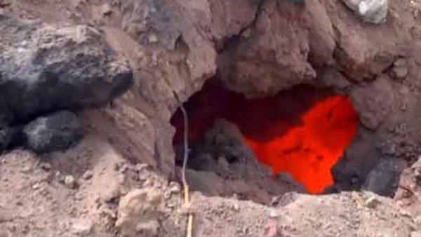 صورة للدخان الخارج من باطن الأرض في اليمن. 