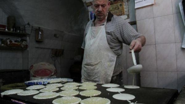 صانع قطايف في نابلس (المصدر: وفا).