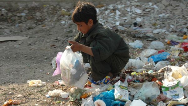 طفل يجمع قوته من القمامة