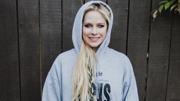 Avril Lavigne spruced up her casual attire with a glamorous tiara (Source: avrillavigne / Instagram )