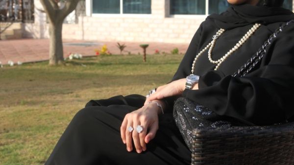 مسجونة بتهمة خلع العباءة