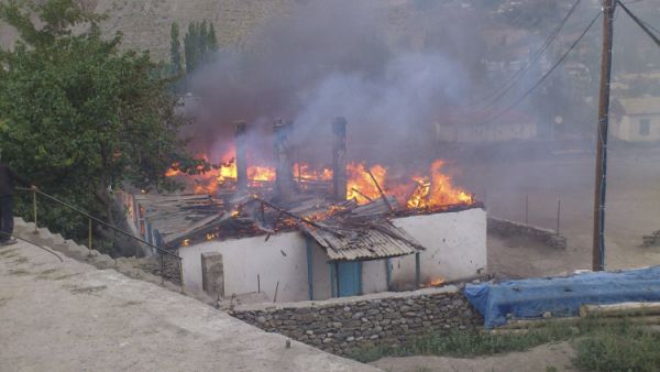 أنصار "داعش" أحرقوا المنازل، بعد أن رفض سكان المنطقة مبايعتهم 
