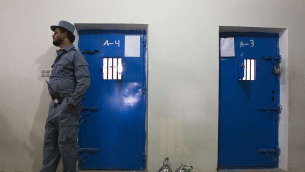 السجين استغل أداء الحراس الصلاة، واستولى على السلاح، ونفذ الهجوم