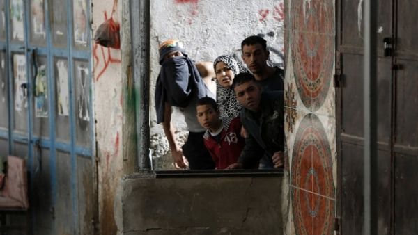 Palestinians on the look out as young people and Israeli soldiers clash (AFP/File Photo)