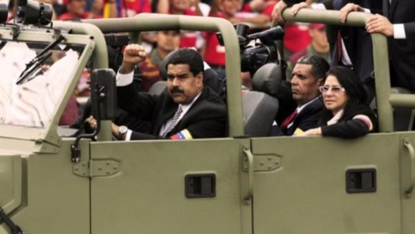  الرئيس الفنزويلي الموقت نيكولاس مادورو يلوح بقضبته خلال تشييع هوغو تشافيز/أ.ف.ب