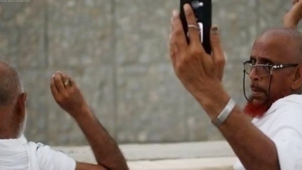 حاج يلتقط صورة سيلفي إثناء رميه للجمرات 