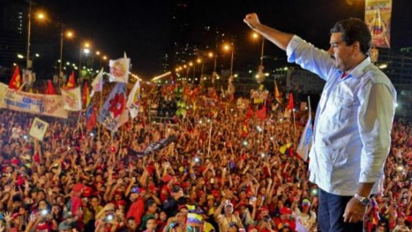 بالكاد تمكن مادورو، من حبس دموعه امام حشد من عشرات الاف الاشخاص/أ.ف.ب.