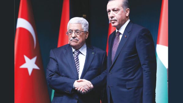 Palestinian President Mahmud Abbas (L) and Turkish President Recep Tayyip Erdogan (R). (AFP/file) 