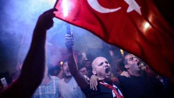 Supporters of Turkish President Recep Tayyip Erdogan chant slogans at a rally at in Istanbul on July 18, 2016 (AFP/Ozan Kose)