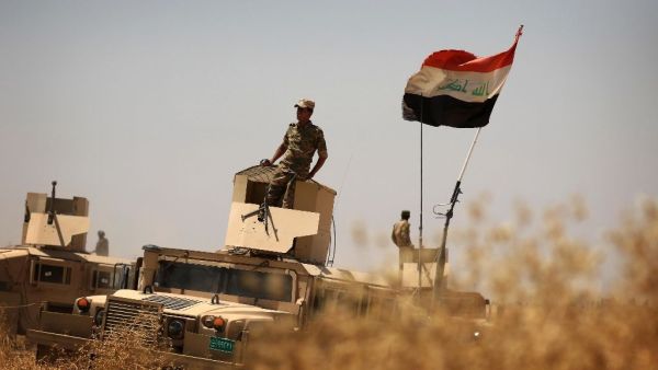 Iraqi soldiers hold a position on the frontline on the outskirts of the Kurdish-controlled area of Makhmur, some 60 kilometres (35 miles) south of Mosul, on July 17, 2016 (AFP/Safin Hamed)