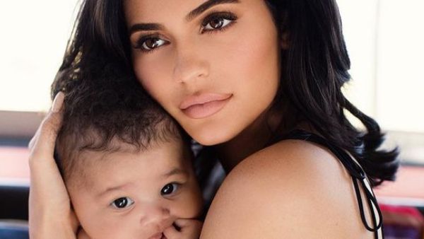 Kylie Jenner with daughter (Twitter)