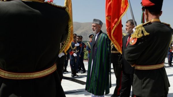 Afghan president Hamid Karzai inspects a guard of honor during Independence Day celebrations at the Defense Ministry compound in Kabul on August 19, 2013. (AFP/Shah Marai)