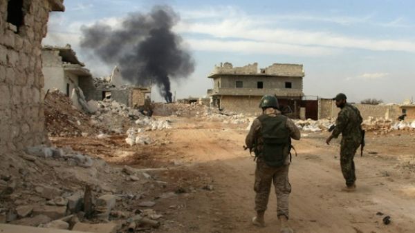 Syrian government forces walked in the southern outskirts of Aleppo on October 25, 2016, where fighting had resumed after a three-day ceasefire ended without civilian evacuations. (AFP/File)