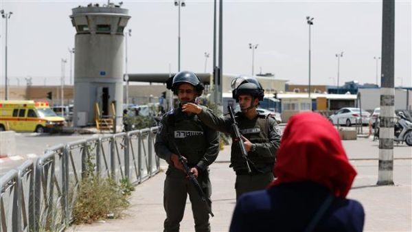Israeli soldiers stand guard at the Qalandiya checkpoint, between al-Quds (Jerusalem) and the West Bank city of Ramallah, after two Palestinians were shot dead on April 27, 2016. (AFP/File) 