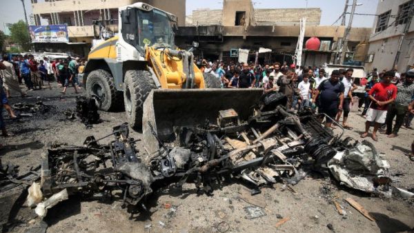 A bulldozer clears the wreckage following a car bomb attack in Sadr City, a Shiite area north of the capital Baghdad, on May 11, 2016 (AFP/Agmad Al Rubaye)
