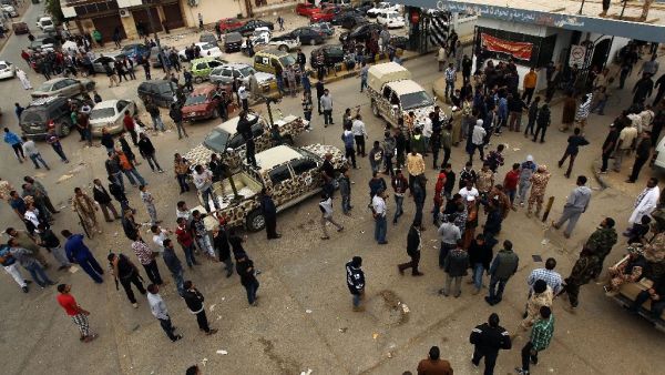 Libyan army soliders and citizens gather outside the Al-Jalal hospital in Benghazi as victims of clashes between Libyan Special Forces and Ansar al-Sharia militiamen are rushed in to be treated on November 25, 2013 (AFP/Abdullah Doma)