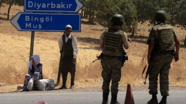 Turkish soldiers wait at a check point in Diyarbakir on July 26, 2015. (AFP/Ilyas Akengin)