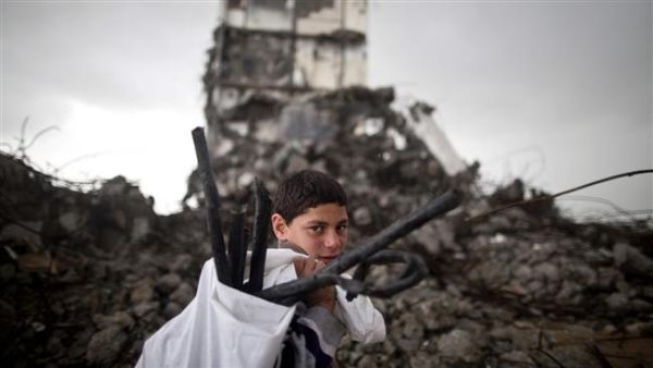 A Palestinian boy walks past a building destroyed in an Israeli airstrike in Beit Hanoun in the northern Gaza Strip, Jan. 24, 2016. (AFP/File) 