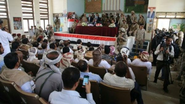 Yemeni President Abedrabbo Mansour Hadi (C-back) delivers a speech to army commanders and local officials during a surprise visit to inspect troops in Yemen's loyalist-held eastern city of Marib, on July 10, 2016. (AFP/File) 