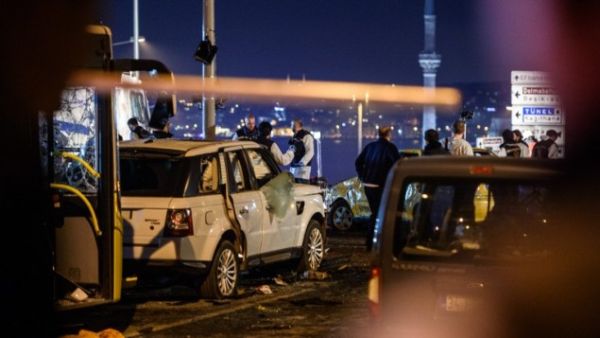 Turkish police officers and forensic work on the site where a car bomb exploded near the stadium of football club Besiktas in central Istanbul on December 10, 2016. (AFP/Ozan Kose)