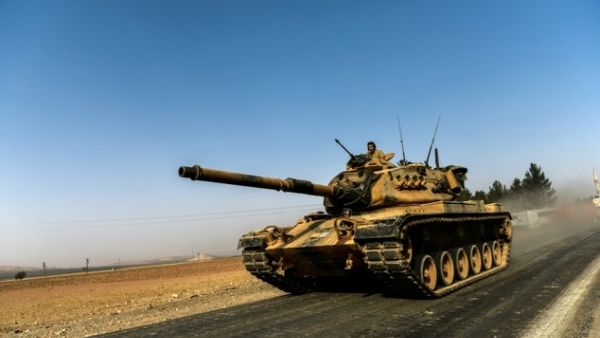 A Turkish army tank drives towards Syria in the Turkish border city of Karkamis on August 24, 2016. (AFP/Bulent Kilic)