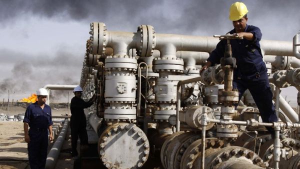 Oil workers in Iraq. (AFP/File) 