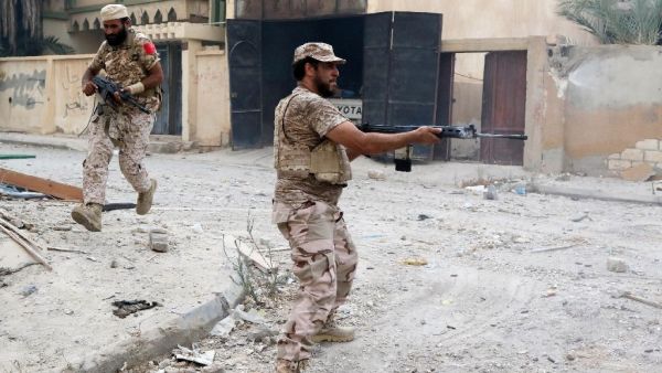 Forces loyal to Libya's UN-backed government on August 28, 2016 in Sirte during a military operation to clear IS group jihadists from the city. (AFP/Mahmud Turkia)