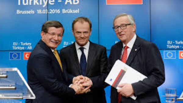 Turkish Prime Minister Ahmet Davutoglu, European Union Council President Donald Tusk and European Union Commission President Jean-Claude Juncker,  after the European Union Summit held at the EU Council building in Brussels, Friday March 18, 2016. (AFP/file)