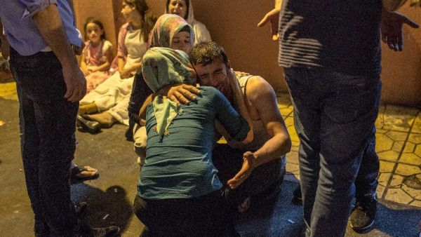 Relatives grieve at hospital in Gaziantep, southeast Turkey on August 20, 2016 following a late night militant attack on a wedding party. (AFP/Ahmed Deeb)