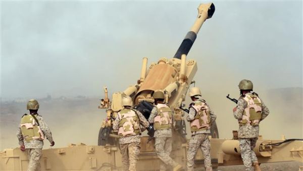 Saudi soldiers from an artillery unit fire shells towards Yemen from a post close to the Saudi-Yemeni border, in southwestern Saudi Arabia, on April 13, 2015. (AFP/File)