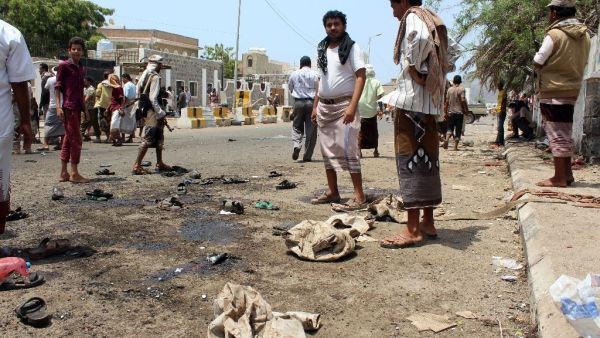Onlookers gather at the site of a Daesh-group claimed twin bombing that targeted Yemeni forces in the southern city of Aden on May 23, 2016 (AFP/Saleh Al-Obeidi)