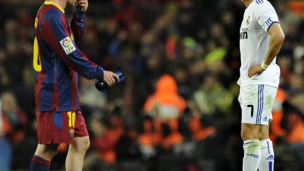 ميسي لاعب برشلونة ورونالدو لاعب ريال مدريد في مباراة الكلاسيكو التي انتهت بفوز برشلونة 5-0