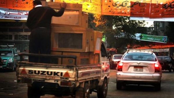 رجل أمن مصري يمسك صندوق اقتراع متجها إلى مركز انتخابي حيث تجري انتخابات مجلس الشعب اليوم الأحد