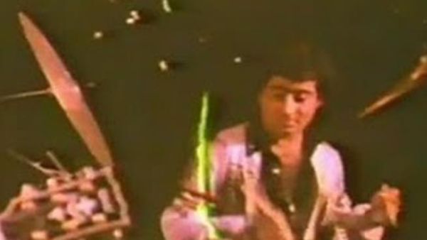 صورة قديمة تظهر أحمد عز وهو يعزف على الطبل!! صورة قديمة تظهر أحمد عز وهو يعزف على الطبل!!