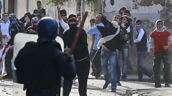 مواجهات بين الشرطة والمتظاهرين في الجزائر.