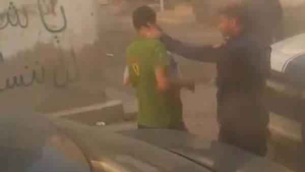 رجل شرطة بحريني يصفع مواطن أمام ابنه