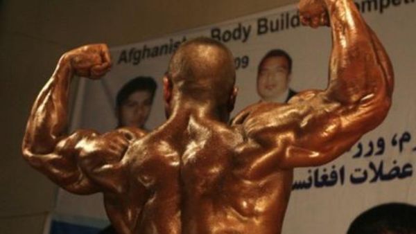 الشاب المجسّم: عضلات في عضلات!.