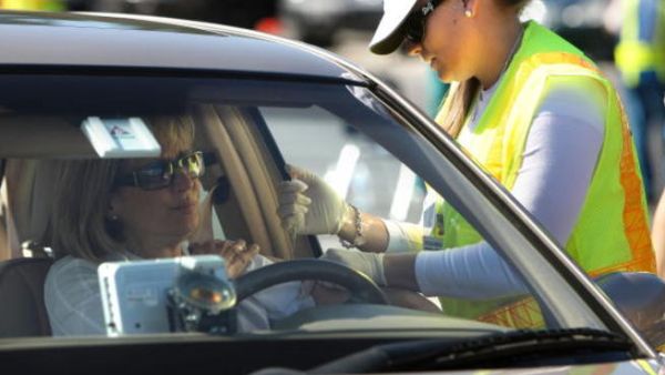 لا تسمح القوانين السعودية للمرأة بقيادة السيارة!