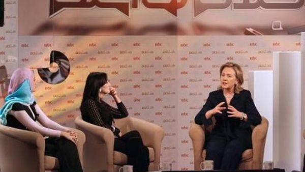 ظهرت هيلاري كلينتون كضيفة في برنامج كلام نواعم الشهير الذي يعرض على تلفزيون الإم. بي. سي. 