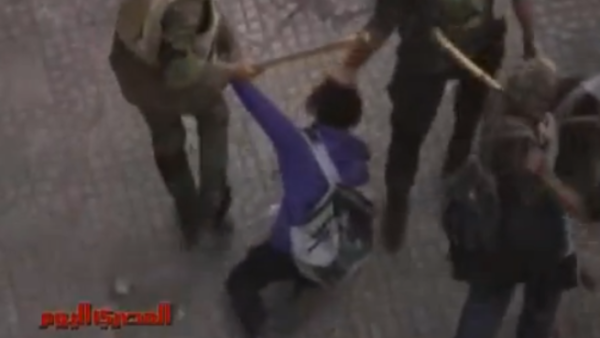 مقطع مأخوذ من فيديو نشرته المصري اليوم يظهر الجيش المصري وهو يقوم بسحل فتاة من المتظاهرين. مقطع مأخوذ من فيديو نشرته المصري اليوم يظهر الجيش المصري وهو يقوم بسحل فتاة من المتظاهرين.