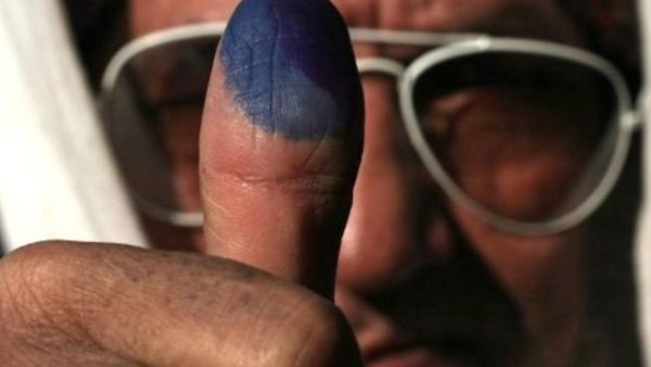 اصبع مغمس بالحبر كدليل على مشاركة صاحبها في التصويت في انتخابات مجلس الشعب المصري اليوم. اصبع مغمس بالحبر كدليل على مشاركة صاحبها في التصويت في انتخابات مجلس الشعب المصري اليوم.