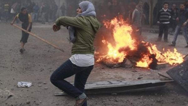 فتاة مصرية أثناء الاشتباكات. فتاة مصرية أثناء الاشتباكات.