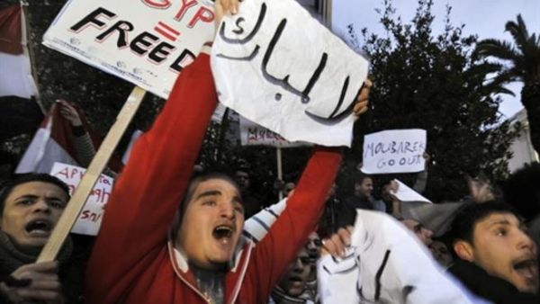 هتافات المتظاهرين: ارحل يا مبارك. هتافات المتظاهرين: ارحل يا مبارك.