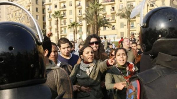 طالب المتظاهرون المصريون بتنحي الرئيس حسني مبارك. طالب المتظاهرون المصريون بتنحي الرئيس حسني مبارك.